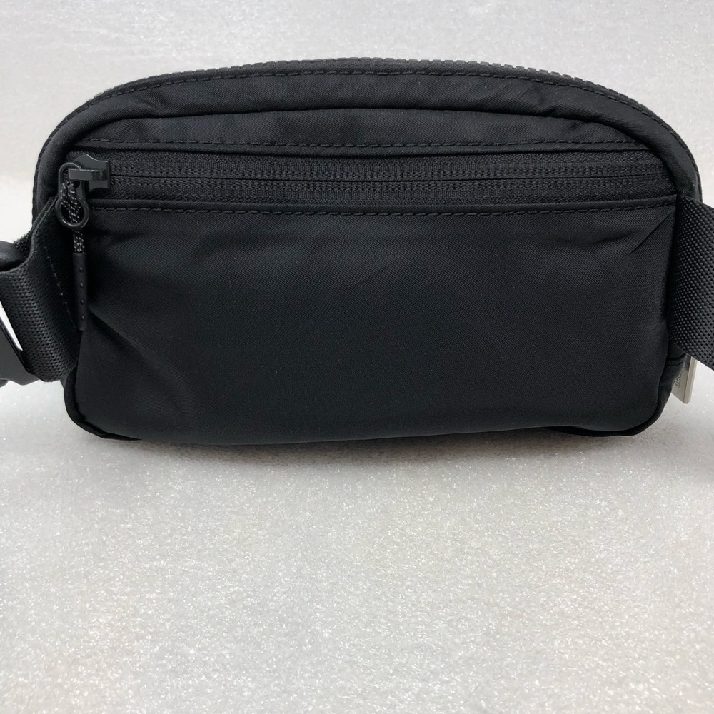 Lululemon Everywhere Belt Bag In Black - Picture 7 of 15